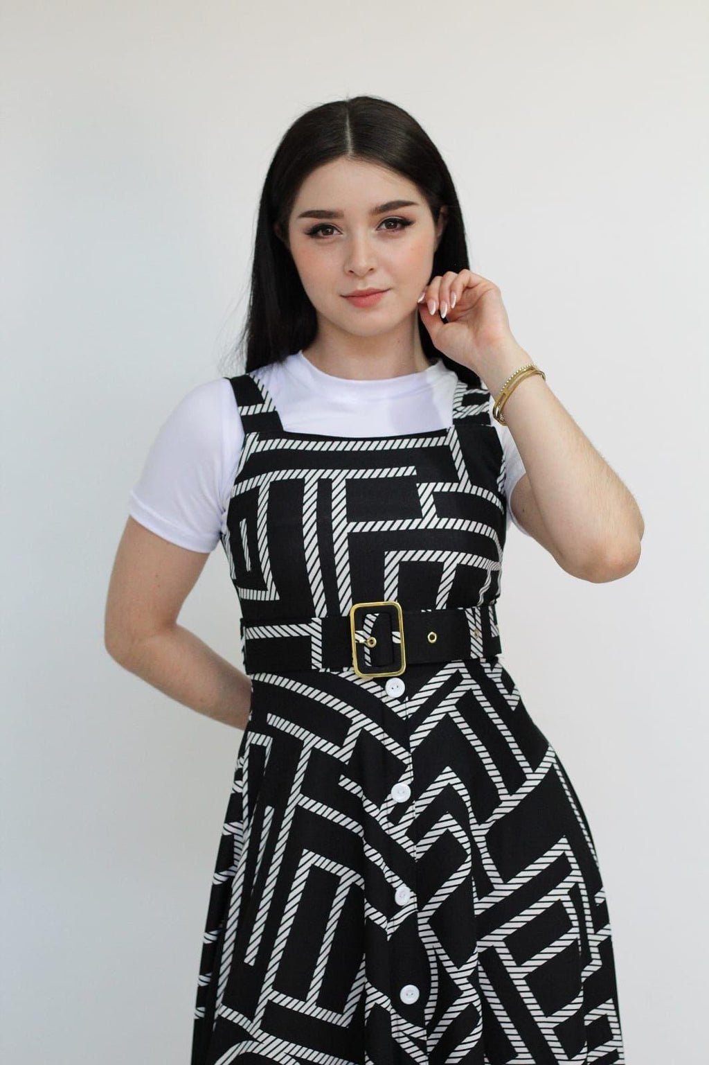 Overol Estampado Negro con cinto/blusa cuello blanca