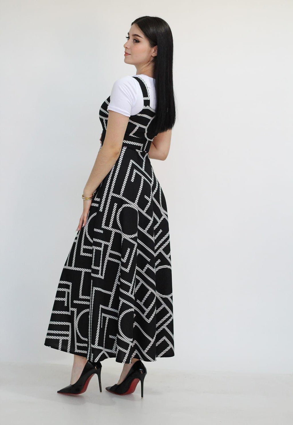 Overol Estampado Negro con cinto/blusa cuello blanca